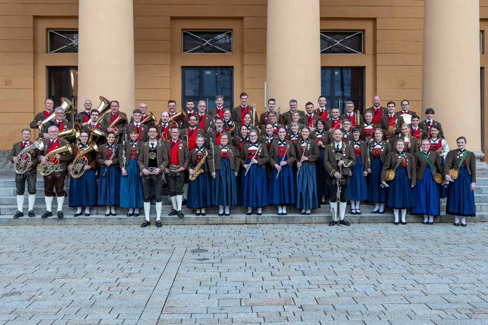 Gruppenfoto der Stadtmusikkapelle Amras in Tracht